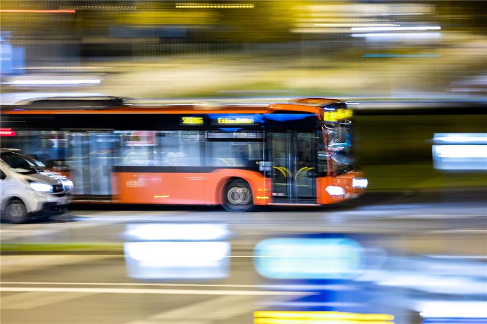Der Verkehrsverbund Westfalentarif hat eine Preiserhöhung zum 1. August 2025 bekanntgegeben. (Archivbild)Marcel Kusch/dpa