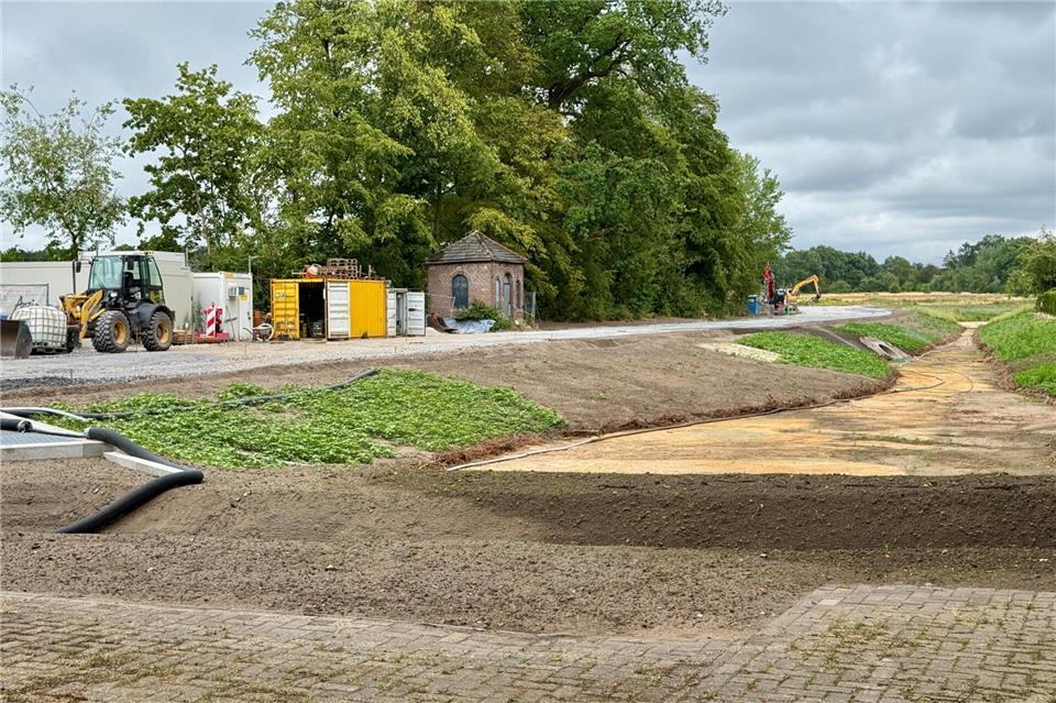 Der Verlauf der Baustraße (links) ist bereits gut zu erkennen. Das Regenrückhaltebecken (rechts) ist fertig.