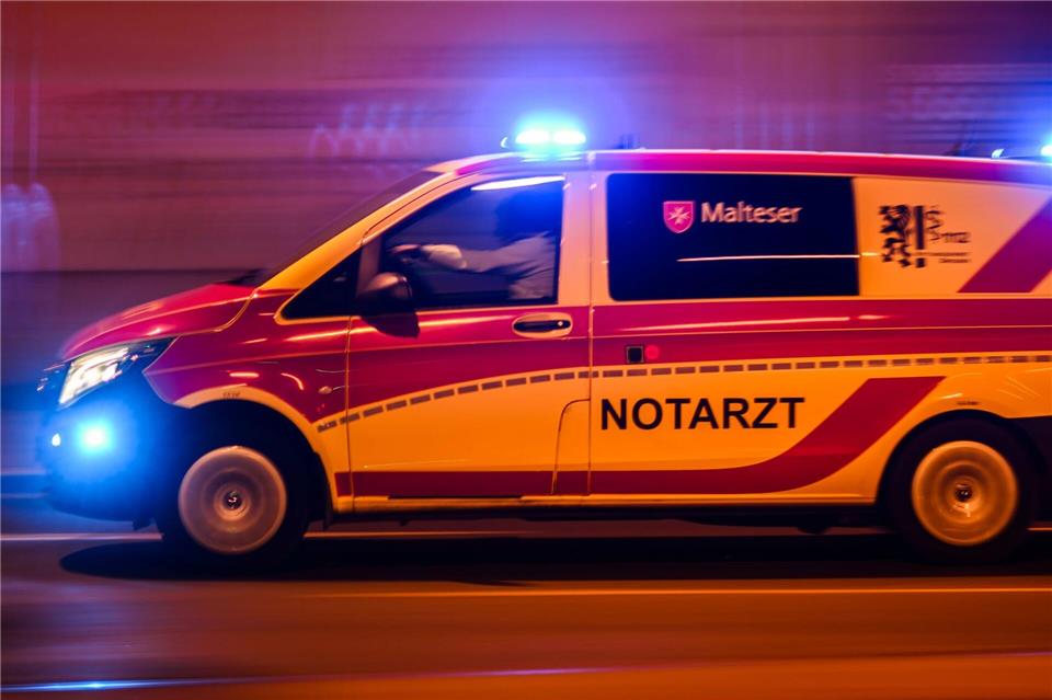 Der Verletzte wurde mit Hilfe eines Krans aus der Baugrube gerettet und in ein Krankenhaus gebracht. (Symbolbild)Robert Michael/dpa