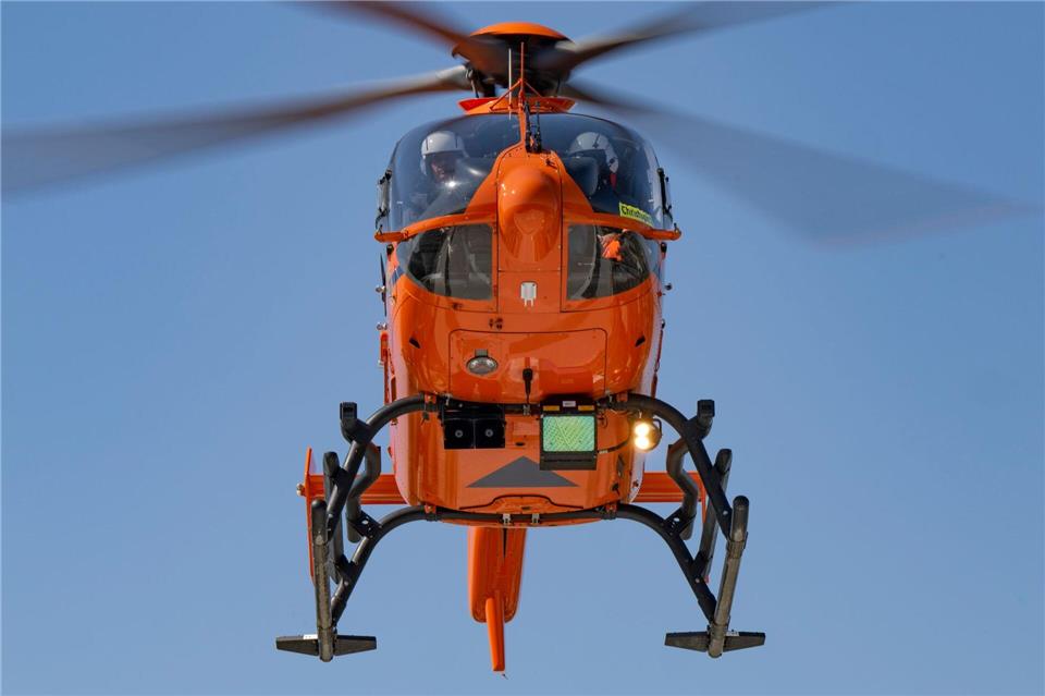 Der Verletzte wurde mit einem Hubschrauber in ein Krankenhaus geflogen. (Symbolbild)Boris Roessler/dpa