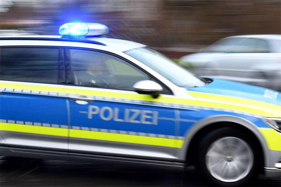 Der Verletzte wurde mit einem Hubschrauber in eine Klinik geflogen. (Symbolbild)Carsten Rehder/dpa