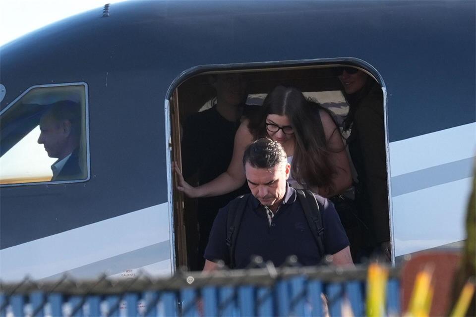 Der Verlierer der brasilianischen Präsidentenwahl, Flávio Bolsonaro, befindet sich in den USA.Marta Lavandier/AP/dpa