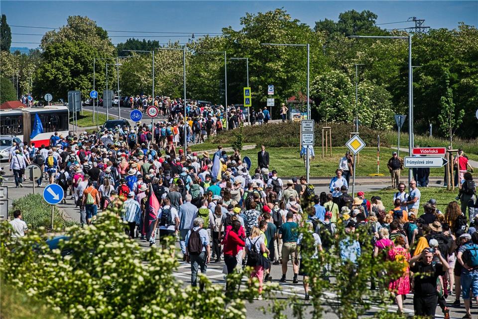 Der Versöhnungsmarsch folgt in umgekehrter Reihenfolge dem Brünner Todesmarsch, bei dem rund 27.000 Deutsche nach dem Zweiten Weltkrieg aus Brünn vertrieben wurden.Uhlíø Patrik/CTK/dpa