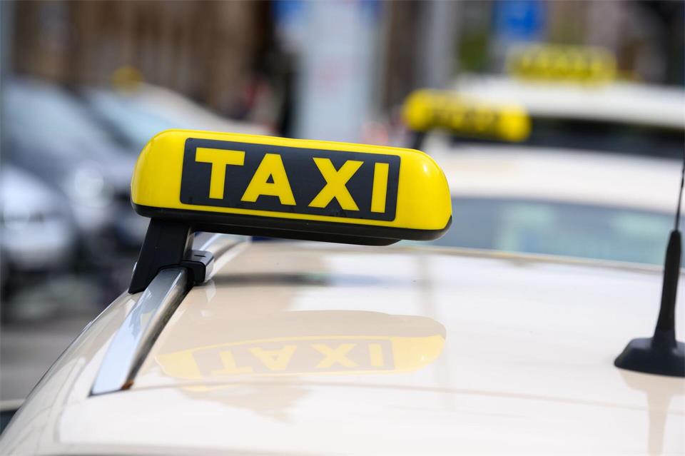 Der Versuch zu Festpreisen bei Taxifahrten in Hamburg ist ausgewertet. (Archivbild)Jonas Walzberg/dpa