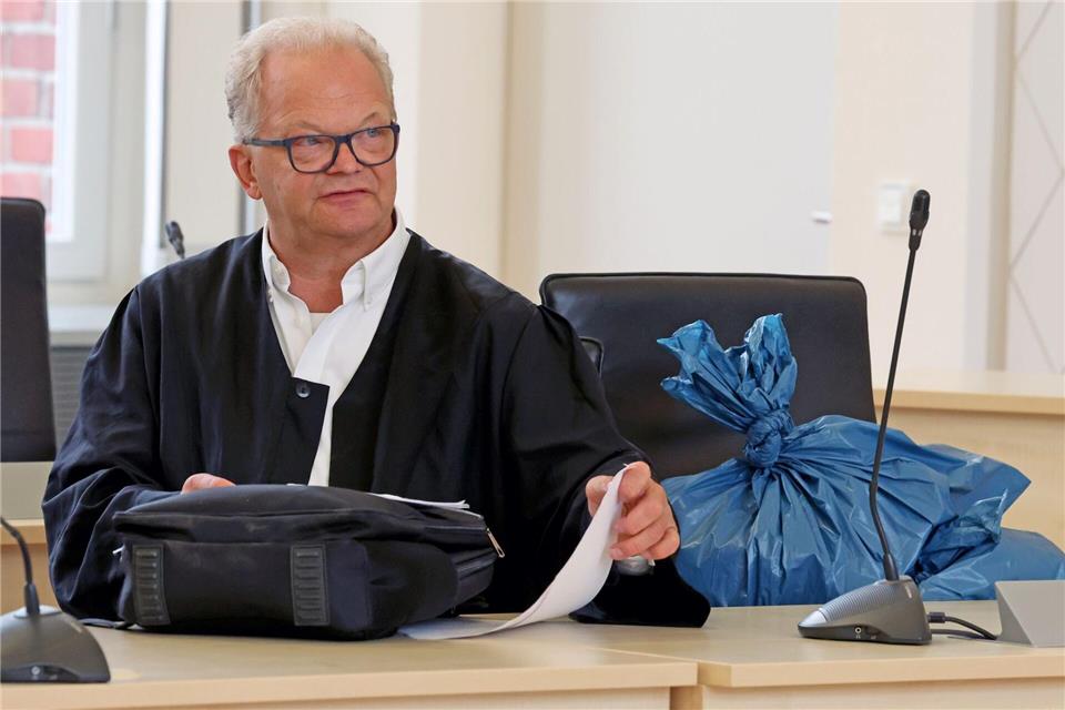 Der Verteidiger brachte für eine Analyse Kleidungsstücke in blauen Säcken mit. A7120 Bernd Wüstneck/dpa