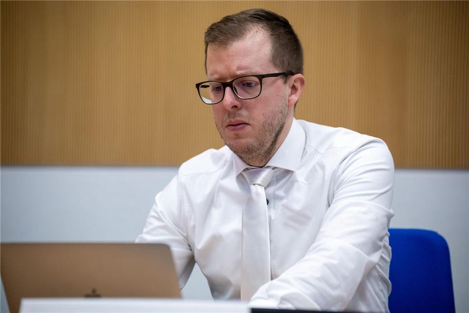 Der Verteidiger sagt, der Angeklagte gehe davon aus, die tödlichen Schüsse abgegeben zu haben.Harald Tittel/dpa