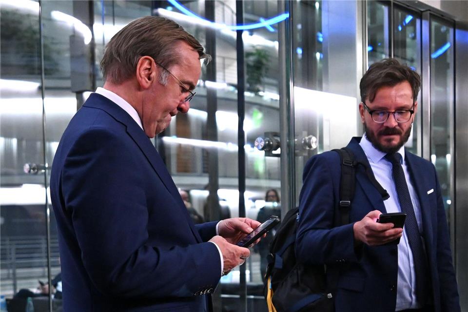 Der Verteidigungsminister musste lange warten. Elisa Schu/dpa