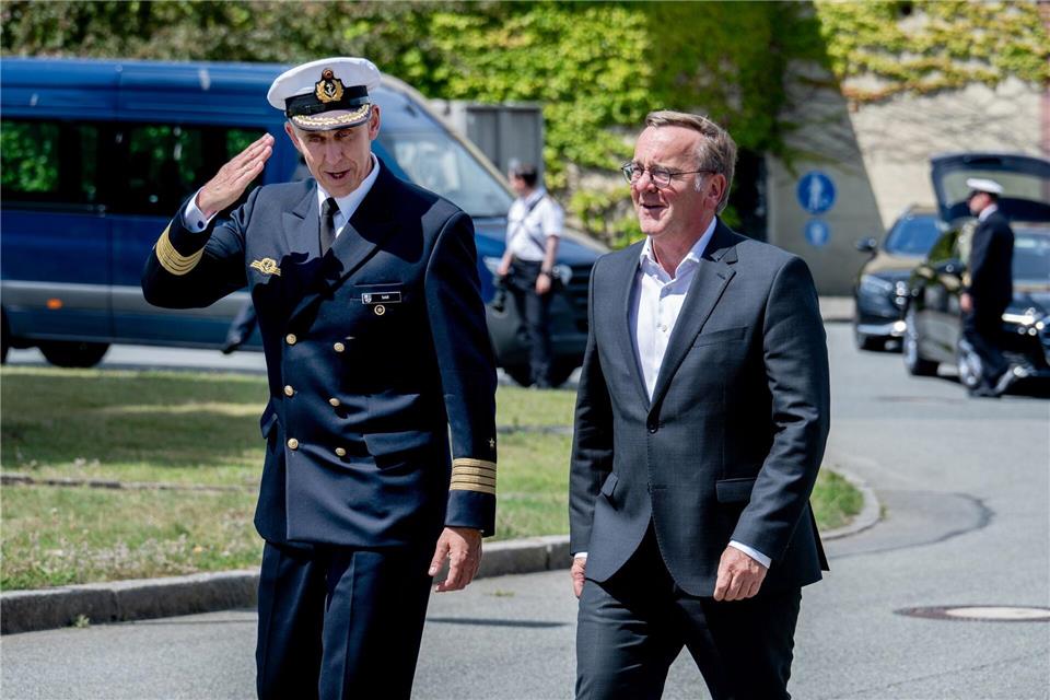 Der Verteidigungsminister rechnet in zwei bis drei Monaten mit einer Entscheidung zum Marinehafen.Hauke-Christian Dittrich/dpa
