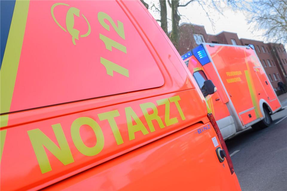 Der Verunglückte wurde mit einem Rettungswagen ins Krankenhaus gebracht (Symbolbild)Julian Stratenschulte/dpa