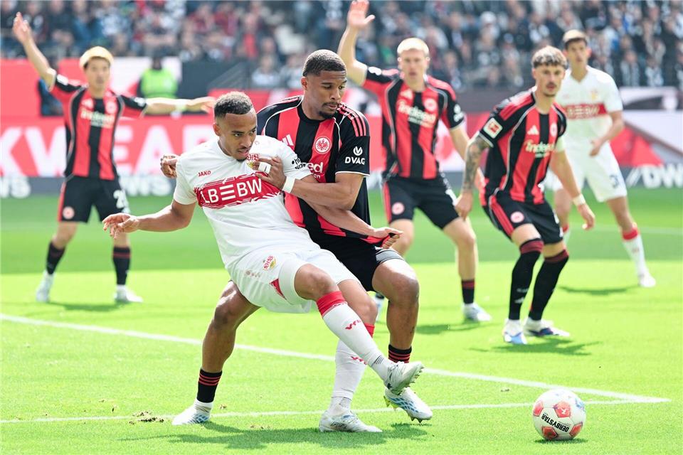 Der VfB Stuttgart um Jamie Leweling (l) sicherte den Champions-League-Platz bei Eintracht Frankfurt ab.Uwe Anspach/dpa