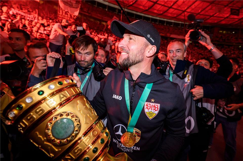 Der VfB Stuttgart um Trainer Sebastian Hoeneß kommt als Titelverteidiger. (Archivbild)Tom Weller/dpa