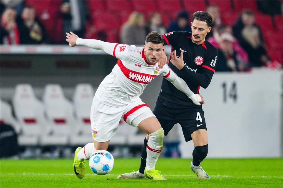 Der VfB Stuttgart und Stürmer Ermedin Demirovic (l.) sind in Frankfurt gefordert.Tom Weller/dpa