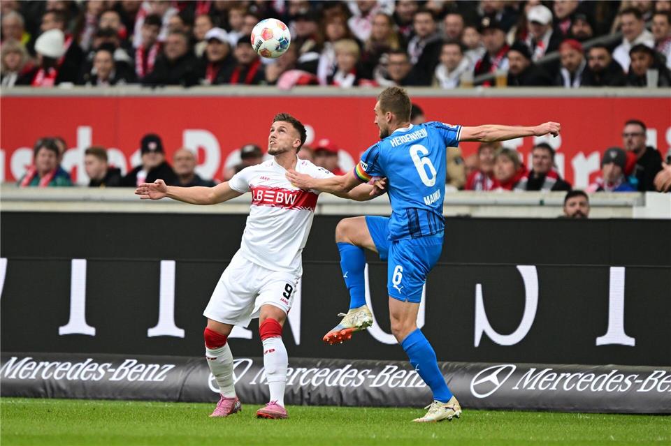 Der VfB mit Stürmer Ermedin Demirovic rieb sich an Heidenheims Defensive auf.Bernd Weißbrod/dpa