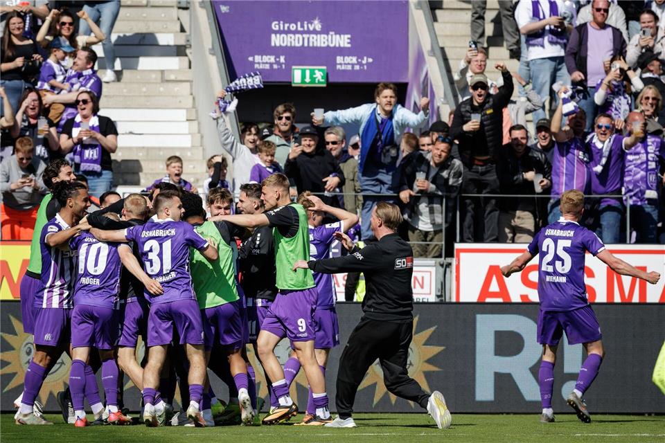 Der VfL Osnabrück feiert mit seinen Fans.David Ebener/dpa