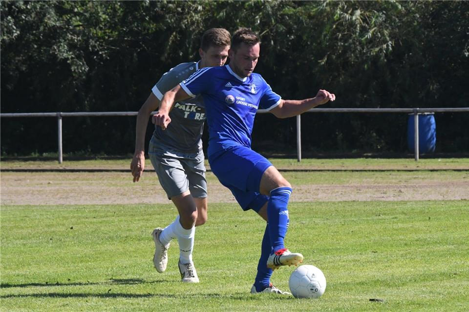 Überzeugender Ramsdorfer Heimstart Der VfL Ramsdorf (hier mit dem spielenden Co-Trainer Marcel Kröger, rechts) rang gestern den SC Südlohn mit 2:0 nieder.