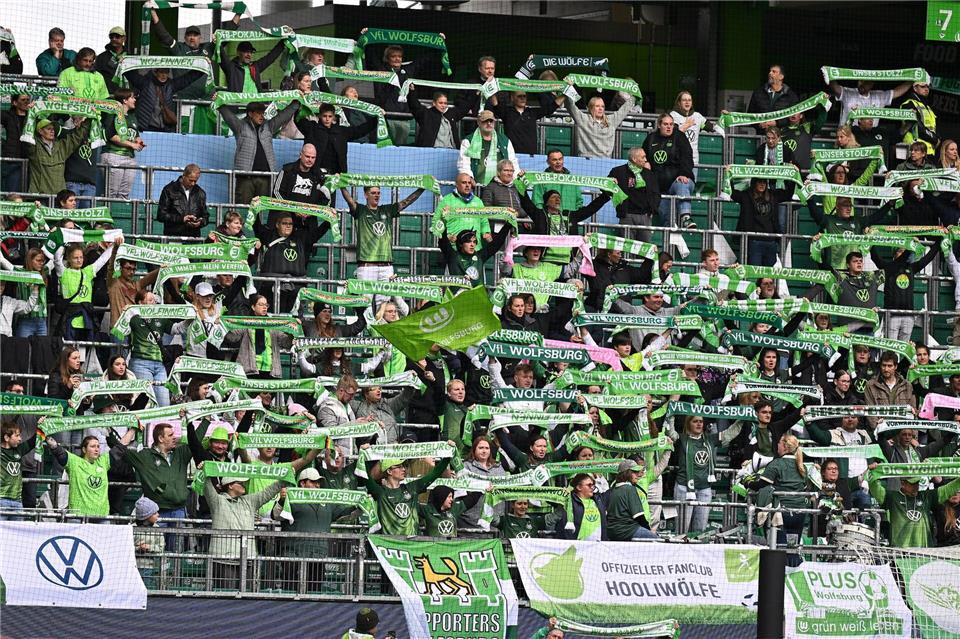 Flaschenwürfe und Verletzte: Platzverweis für 200 Pauli-Fans  Der VfL Wolfsburg ist beim Hamburger SV zu Gast.Swen Pförtner/dpa