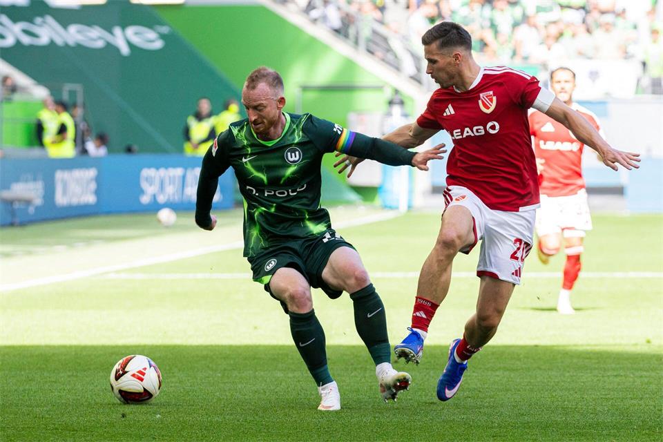 Der VfL Wolfsburg um Maximilian Arnold (l) und Energie Cottbus um Axel Borgmann (r) lieferten sich eine packende Partie.Michael Matthey/dpa