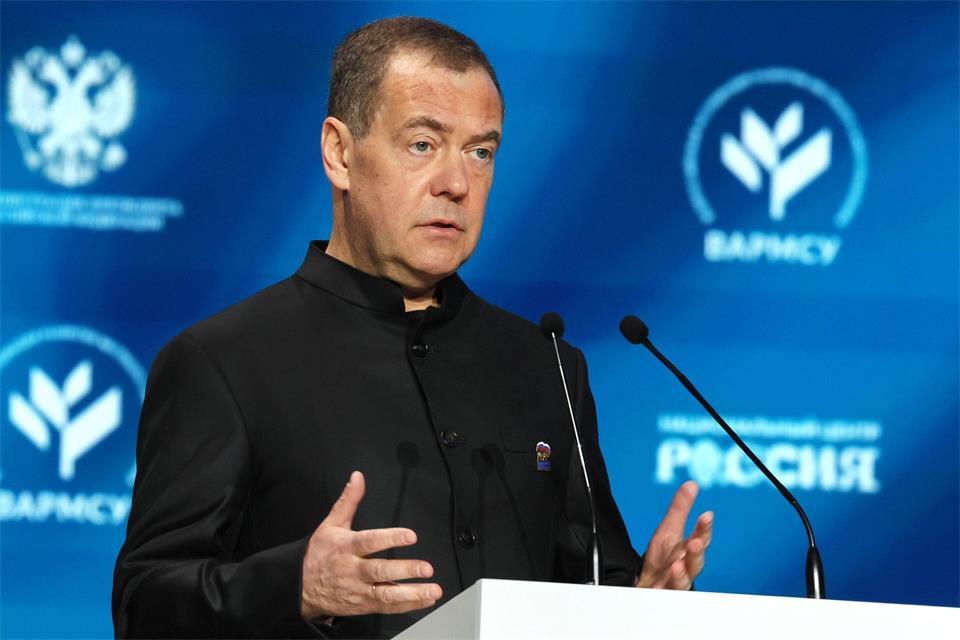 Der Vizechef des russischen nationalen Sicherheitsrates, Dmitri Medwedew, bringt als Reaktion auf die Sanktionen gegen Moskau direkte Angriffe auf deutsche Rüstungsbetriebe ins Spiel. (Archivbild)Ekaterina Shtukina/Pool Sputnik/dpa