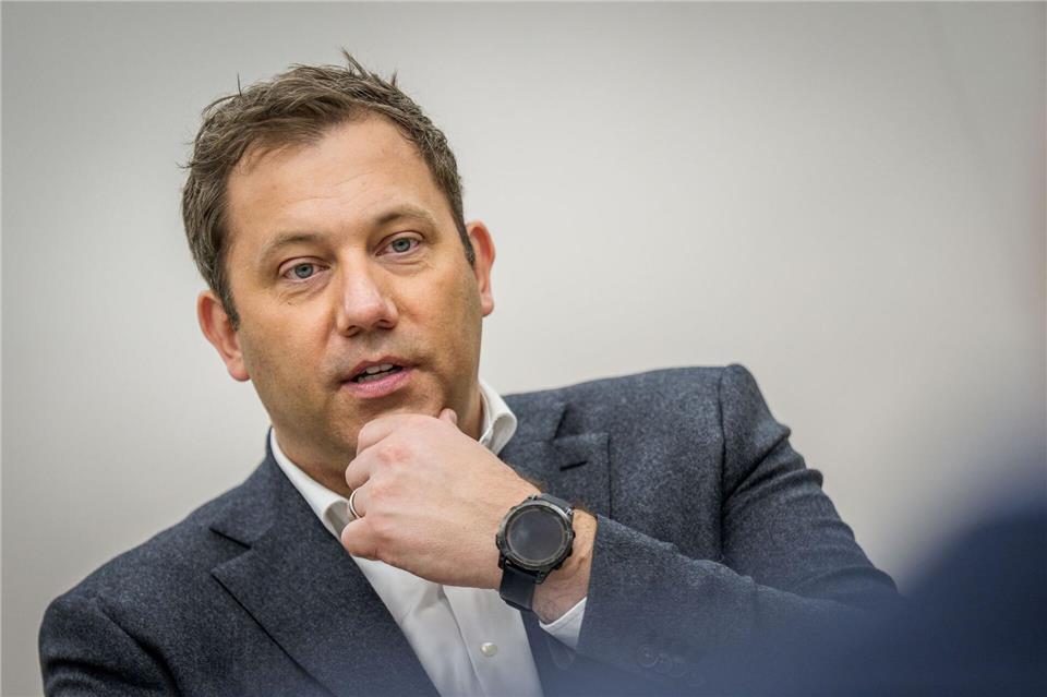 Der Vizekanzler reist als erster Minister der schwarz-roten Bundesregierung nach Peking. (Archivbild)Michael Kappeler/dpa