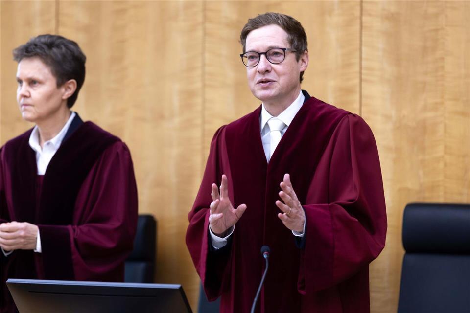 Der Vizepräsident und Vorsitzende Richter Jörg Sander erläutert die juristischen Probleme des Falls. Dieter Menne/dpa