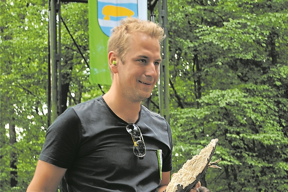 Der Vogel ist runter, Frank Haselhoff neuer König der St.-Georgius-Schützen Heiden. Noch an der Vogelstange feiern die Schützen ihren Regenten.