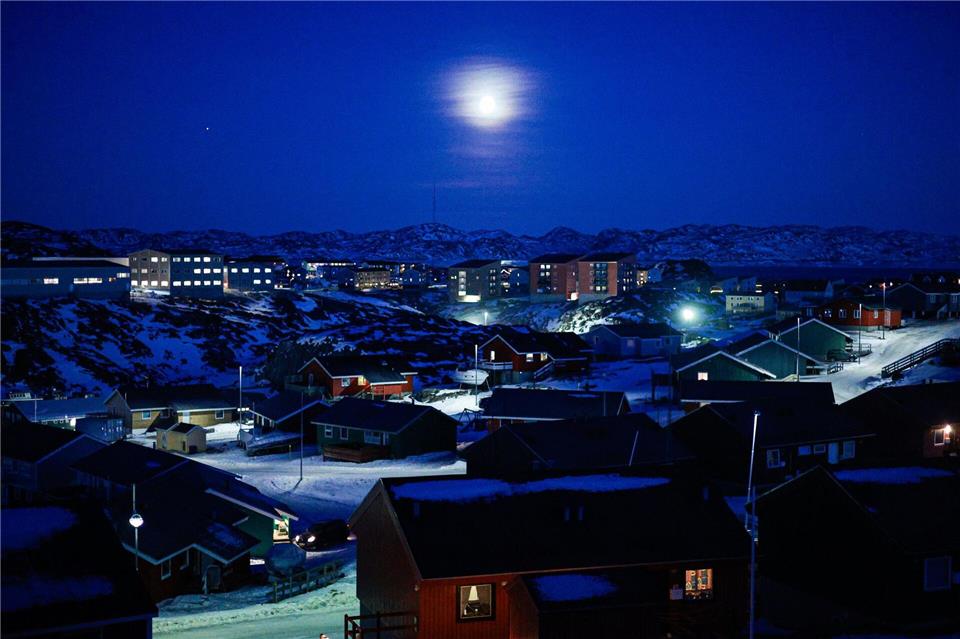 Der Vollmond steht über der Stadt Nuuk in Grönland.Maria Semyonova/TASS via ZUMA Press/dpa