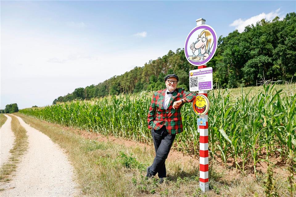 Der Vollpfosten steht auf diesem Bild ausdrücklich rechts - denn so heißt diese Station des Witzewanderwegs. Kabarettist Oliver Tissot (l) hatte die Idee dazu.picture alliance/dpa