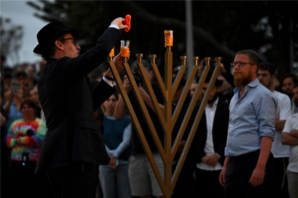 Der Vorfall am Bondi Beach schockiert viele weltweit - dennoch kehren Menschen an den Ort zurück und gedenken der Toten.Bianca De Marchi/AAP/dpa