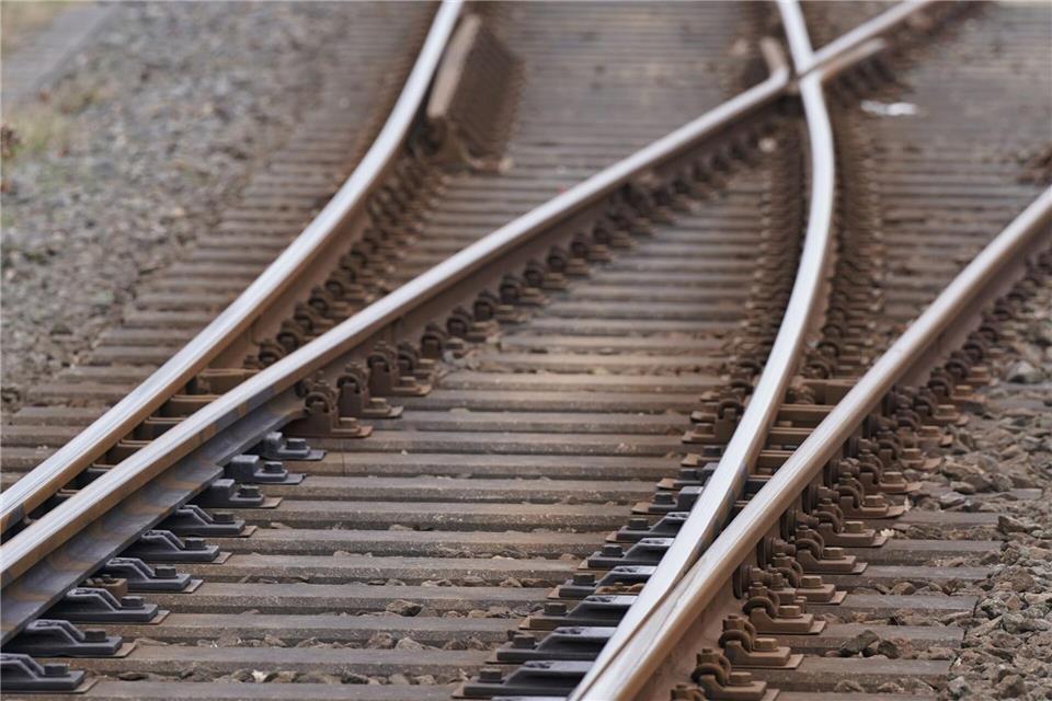 Der Vorfall ereignete sich während einer Rangierfahrt am Bahnhof. (Symbolbild)Marcus Brandt/dpa