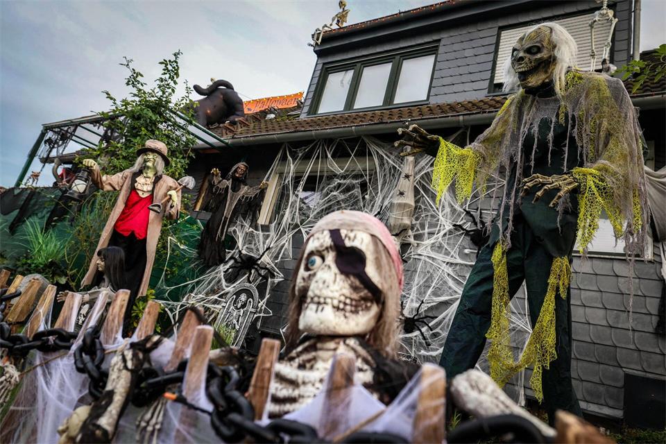 Der Vorgarten des „Halloween-Hauses“ in Mettmann ist gruselig gestaltet.Christoph Reichwein/dpa