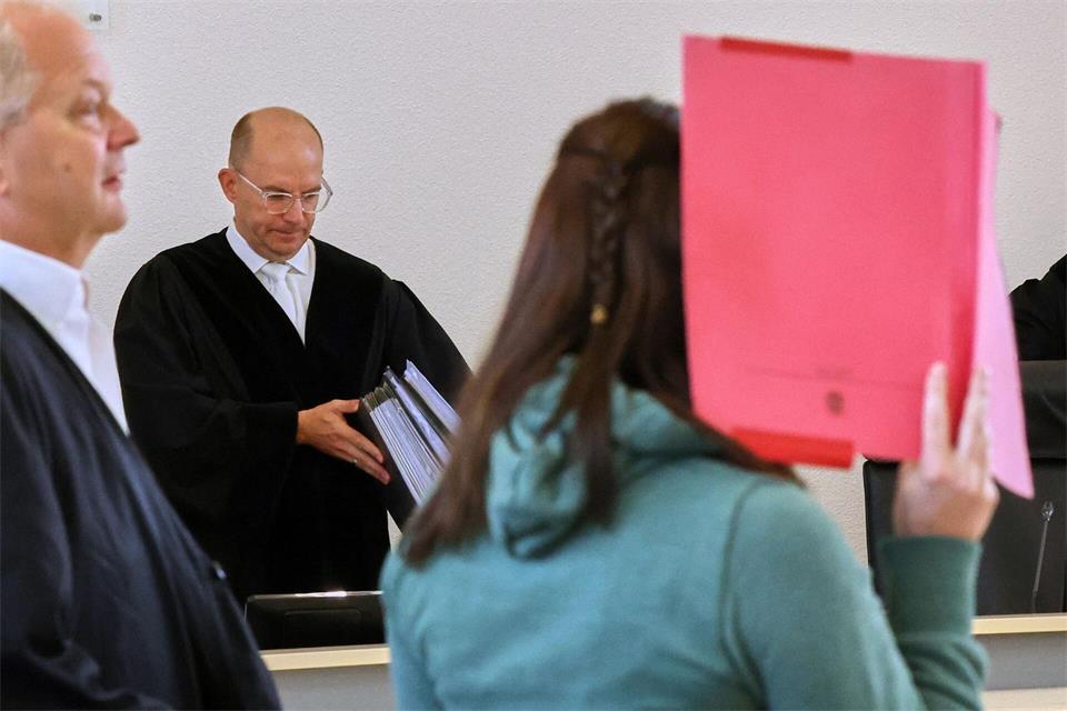 Der Vorsitzende Richter Schütt hat immer wieder Zweifel an den Aussagen der Angeklagten im Mordfall FabianBernd Wüstneck/dpa
