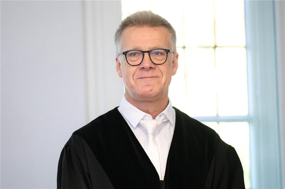 Frau gesteht Totschlag: „Ich habe einfach zugestochen“  Der Vorsitzende Richter hat keine Zweifel, dass die Frau jahrelang Opfer von Gewalt war.Sina Schuldt/dpa