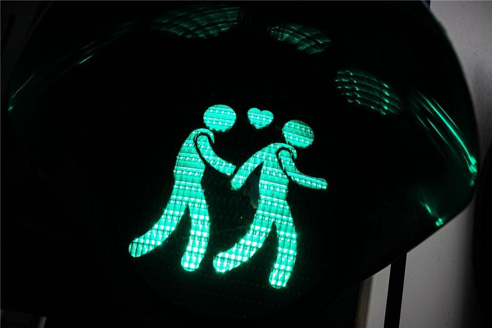 Der Vorsitzende Richter sagt: Es sei nicht erkennbar, dass der Kläger durch die Ampelmännchen in seinen Rechten verletzt werde.Moritz Frankenberg/dpa