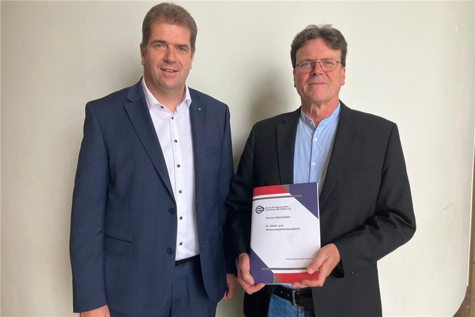 Der Vorsitzende Rik Steinheuer (l) und Gebührenexperte Harald Schledorn stellen den neuen Gebührenvergleich vor. Volker Danisch/dpa