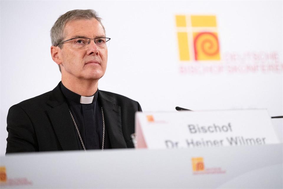 Der Vorsitzende der Bischofskonferenz, Heiner Wilmer, verweist auf Menschenwürde, Nächstenliebe und demokratische Kultur als Antwort der Kirche.Florian Wiegand/dpa