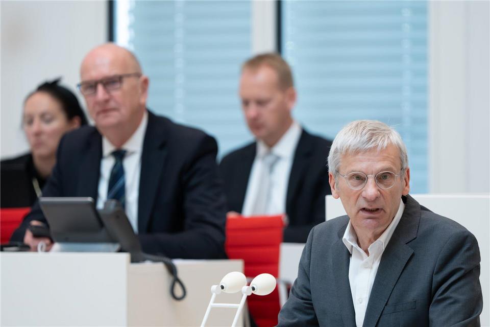 Der Vorsitzende der Brandenburger AfD-Landtagsfraktion, Hans-Christoph Berndt, reagiert auf SPD-Ministerpräsident Dietmar Woidke. (Archivbild)Soeren Stache/dpa