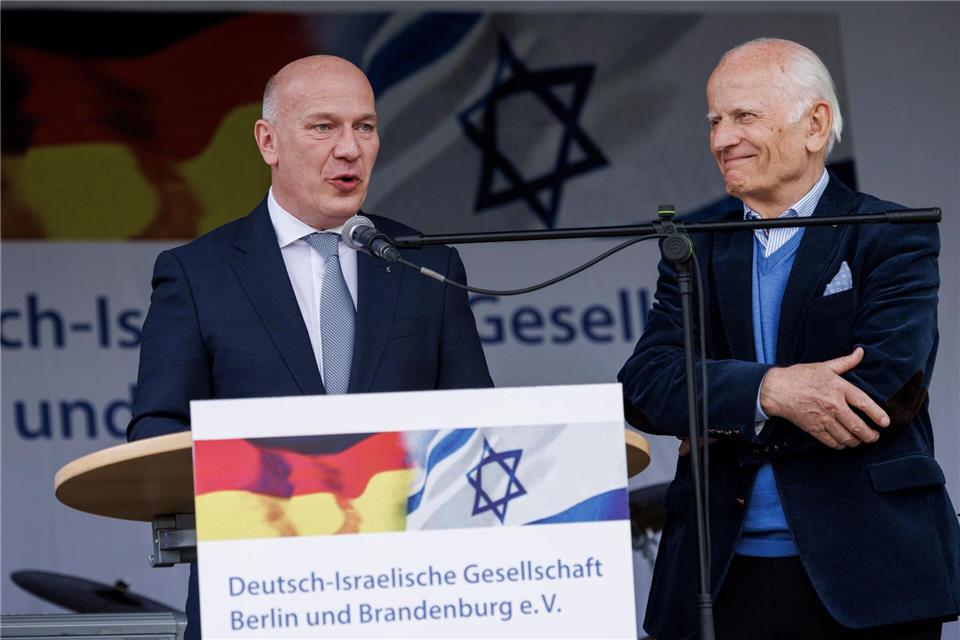 Der Vorsitzende der Deutsch-Israelischen Gesellschaft (DIG) Berlin und Brandenburg Jochen Feilcke (r) kandidiert nicht erneut. (Archivbild) Carsten Koall/dpa