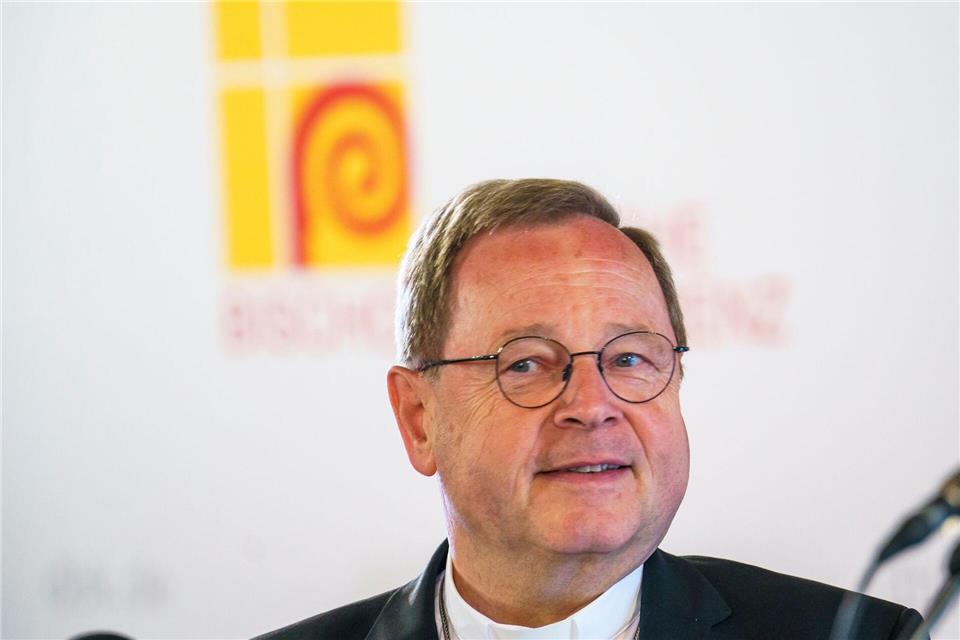 Der Vorsitzende der Deutschen Bischofskonferenz, Georg Bätzing, sieht in jüngsten Äußerungen des Papstes keinen Widerspruch zu den Reformbemühungen der katholischen Kirche in Deutschland.  Andreas Arnold/dpa