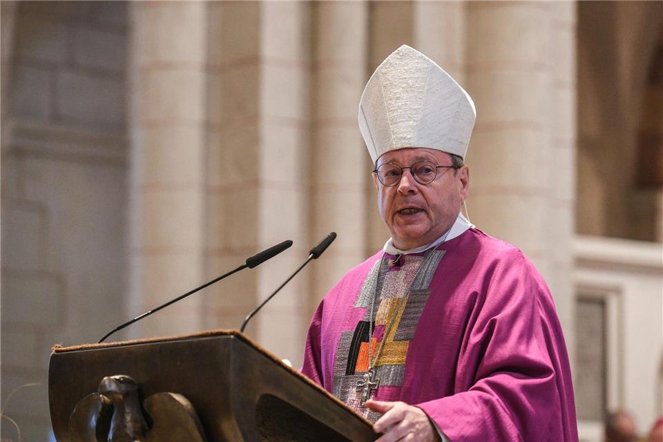 Der Vorsitzende der Deutschen Bischofskonferenz, Georg Bätzing, hat rechtskonservative Kreise in der katholischen Kirche kritisiert (Archivbild).Harald Oppitz/KNA-Pool/dpa