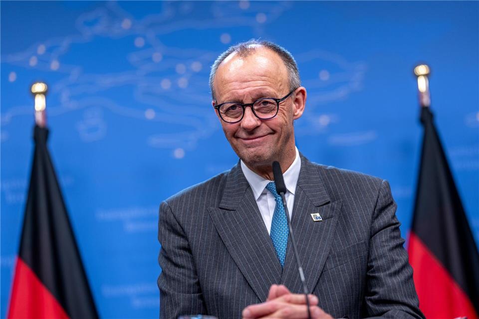 Der Vorsitzende der Deutschen Knigge-Gesellschaft, Clemens Graf von Hoyos, hat Bundeskanzler Friedrich Merz für seine guten Manieren gelobt. (Archivbild)Michael Kappeler/dpa