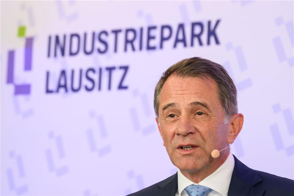 Der Vorsitzende der Geschäftsführung der BASF InfraService & Solutions Lausitz GmbH, Jürgen Fuchs, kündigt eine Neuansiedlung im Industriepark Schwarzheide an. (Archivbild) Patrick Pleul/dpa