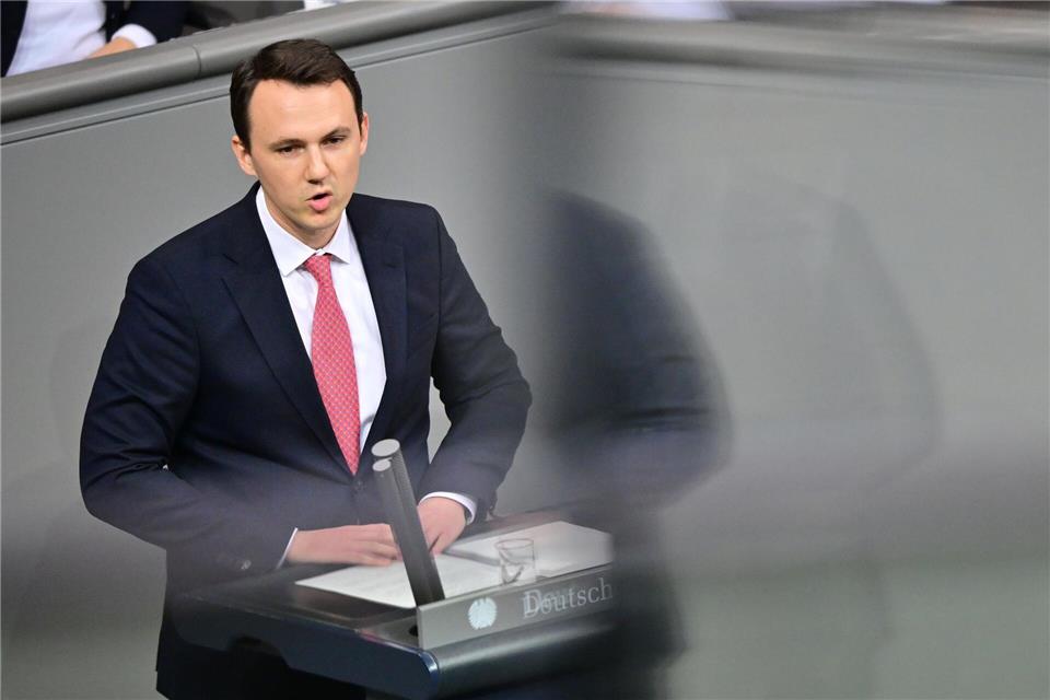 Der Vorsitzende der Jungen Gruppe der Union, Pascal Reddig (CDU), hat sich kritisch zum Rentenpaket positioniert, das aus seiner Sicht gegen die Prinzipien der Generationengerechtigkeit verstößt. (Archivfoto)Sebastian Christoph Gollnow/dpa