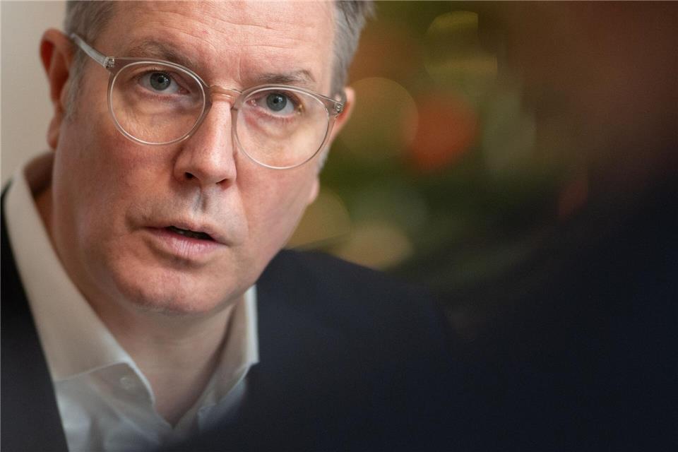 Der Vorsitzende der Ministerpräsidentenkonferenz, Alexander Schweitzer (SPD), will Zugsicherheit zum Thema der nächsten Ministerpräsidentenkonferenz machen. Boris Roessler/dpa