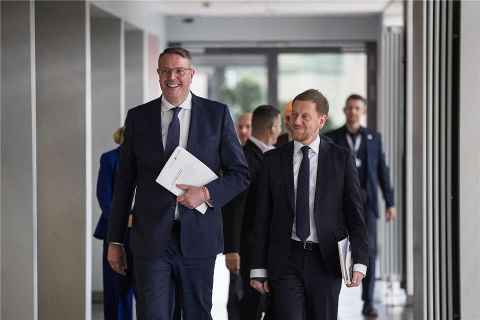Der Vorsitzende der Ministerpräsidentenkonferenz Alexander Schweitzer (SPD) und sein Vize, Michael Kretschmer (CDU) sehen sich als „Möglichmacher“. Hannes P. Albert/dpa
