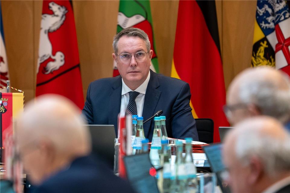 Der Vorsitzende der Ministerpräsidentenkonferenz, der Rheinland-Pfälzer Alexander Schweitzer (SPD), geht davon aus, dass die Kommunen eine Soforthilfe des Bundes brauchen. (Archivbild)Michael Kappeler/dpa