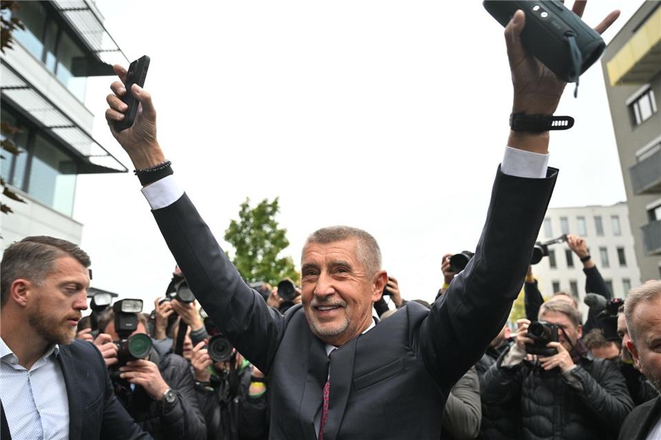 Der Vorsitzende der Oppositionsbewegung ANO, Andrej Babis, reagiert nach der Bekanntgabe des Wahlergebnisses. Øíhová Michaela/CTK/dpa