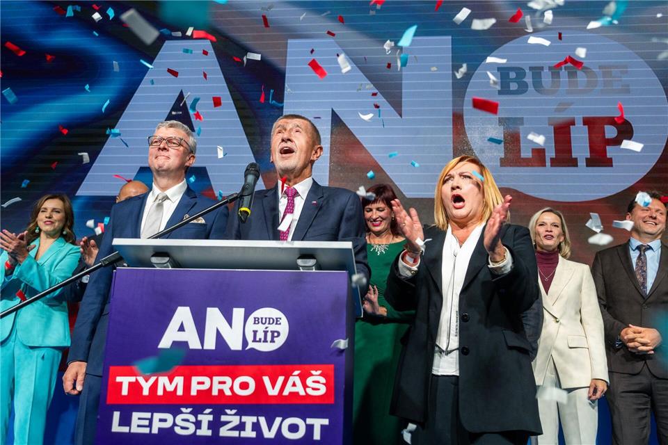 Babis will Minderheitsregierung unter seiner Führung Der Vorsitzende der Oppositionsbewegung ANO, Andrej Babis (M), spricht nach der Bekanntgabe des Wahlergebnisses. Øíhová Michaela/CTK/dpa