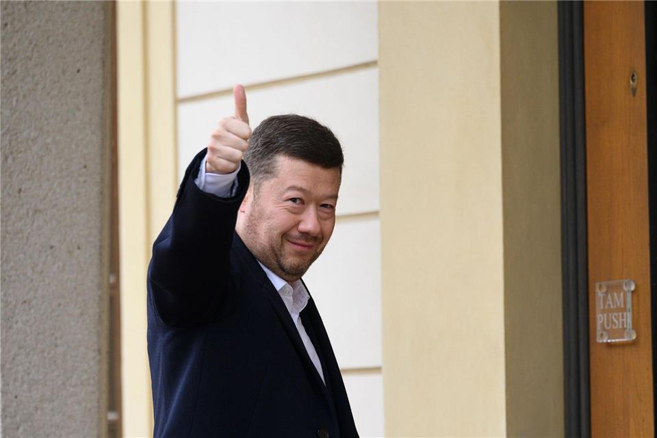 Der Vorsitzende der Partei Freiheit und direkte Demokratie (SPD), Tomio Okamura, begrüßt Fotografen auf seinem Weg zu Präsident Pavel, der ihn zu einer Nachwahlberatung eingeladen hatte.Kamaryt Michal/CTK/dpa