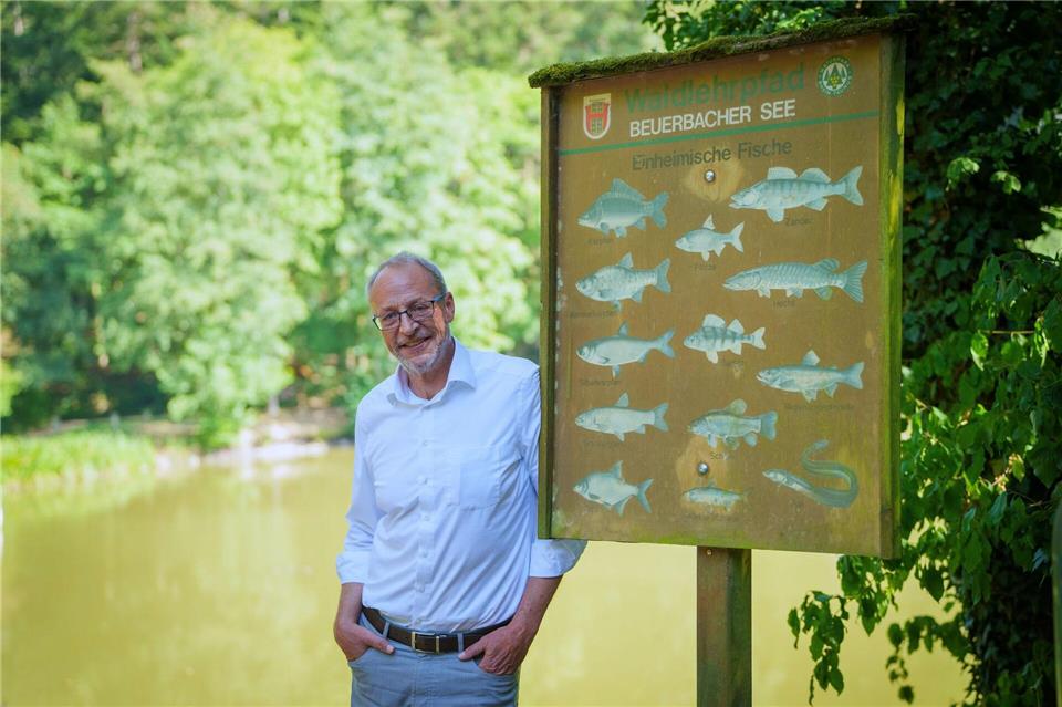 Der Vorsitzende des Anglervereins Beuerbach, Markus Kaczmarek, sucht nach langfristigen Lösungen für den Erhalt des Sees.Andreas Arnold/dpa
