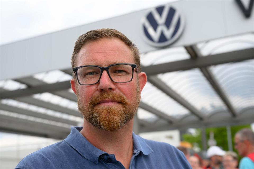 Der Vorsitzende des Gesamtbetriebsrates von VW Sachsen, Mike Rösler, fordert klare Perspektiven für die sächsischen Standorte nach 2030. (Archivbild)Hendrik Schmidt/dpa